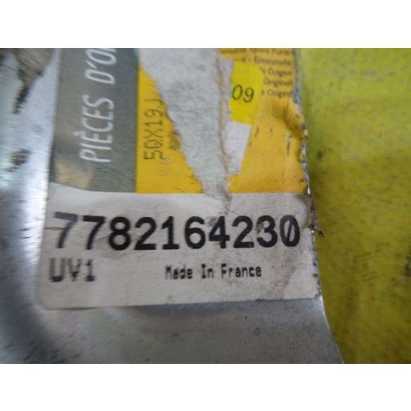Ön Panel Bağlantı Parçası Sağ Kango 2 7782164230